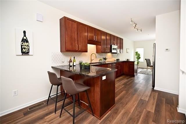 548 Graten St - Photo 5 of 39