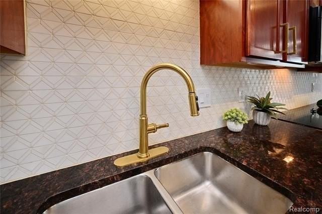 548 Graten St - Photo 7 of 39