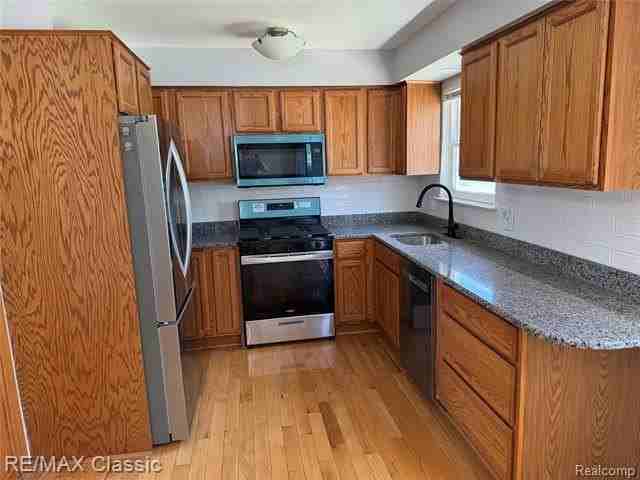 429 Cambridge Ave - Photo 3 of 20