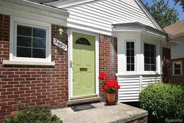 2453 Windemere Rd - Photo 2 of 40