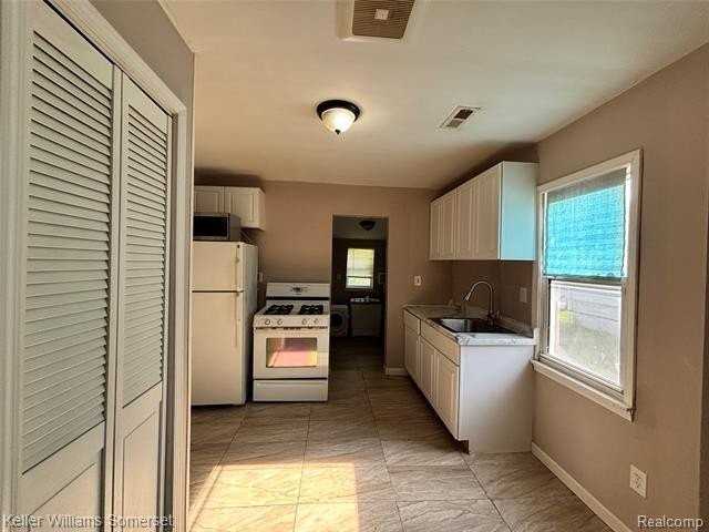 7275 Chalmers Ave - Photo 5 of 12