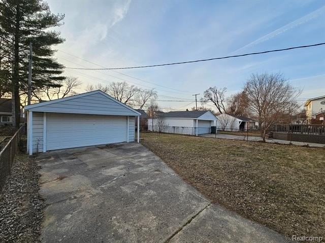 1501 N Silvery Ln - Photo 4 of 22
