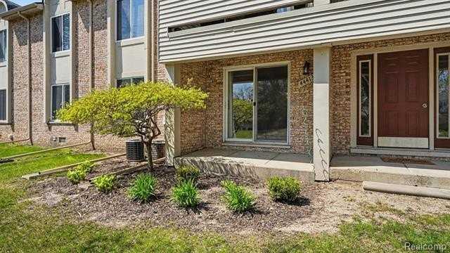 44413 Savery Dr - Photo 2 of 16