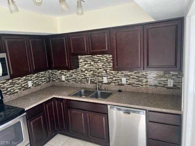 5382 Leicester Ct - Photo 4 of 19