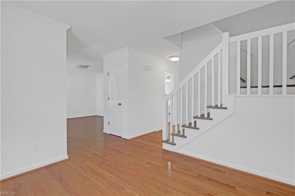 453 Waverly Pl - Photo 4 of 30