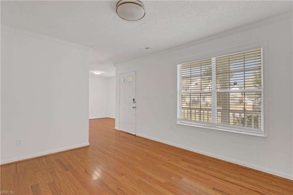 453 Waverly Pl - Photo 5 of 30