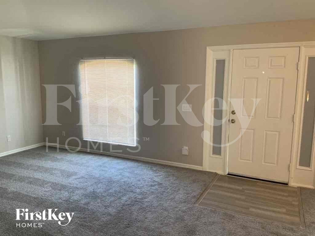 541 Hawthorne Ave S - Photo 4 of 10