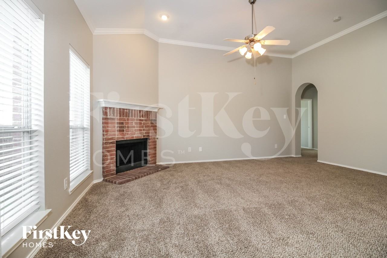 2925 Oakshire St - Photo 4 of 16