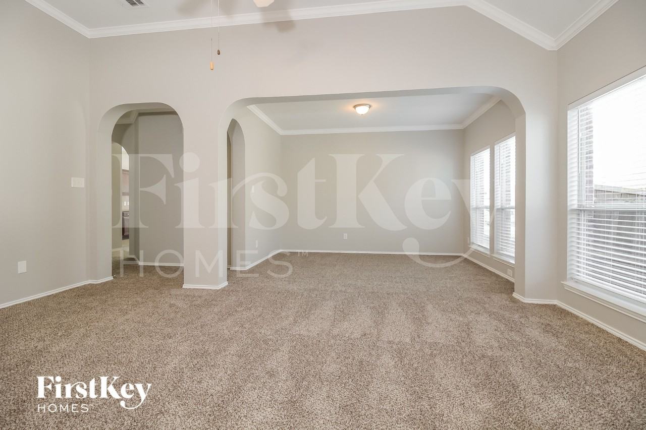 2925 Oakshire St - Photo 6 of 16