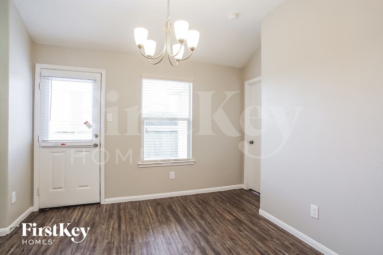 633 26th Ave N - Photo 5 of 16