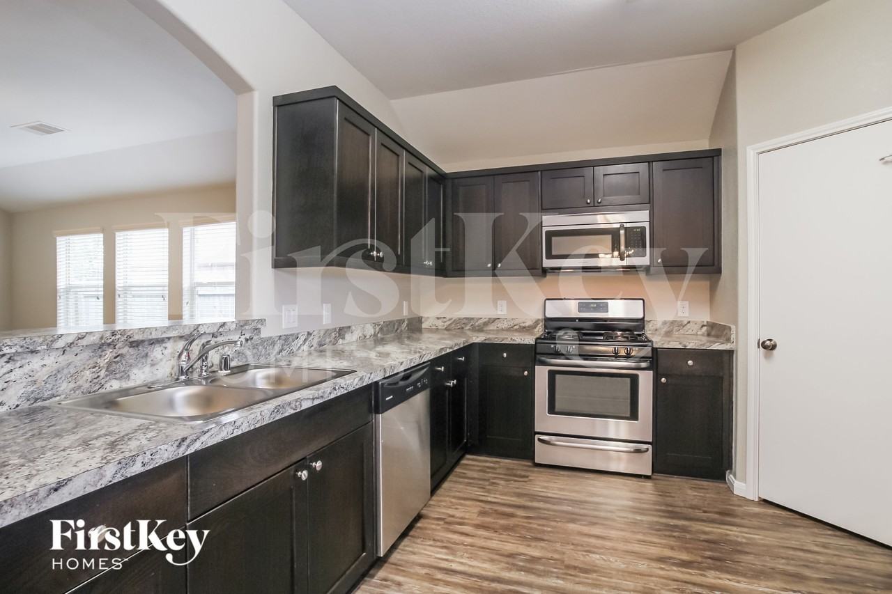 633 26th Ave N - Photo 7 of 16