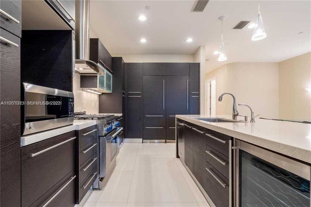 3121 Ne 26th St - Photo 5 of 25