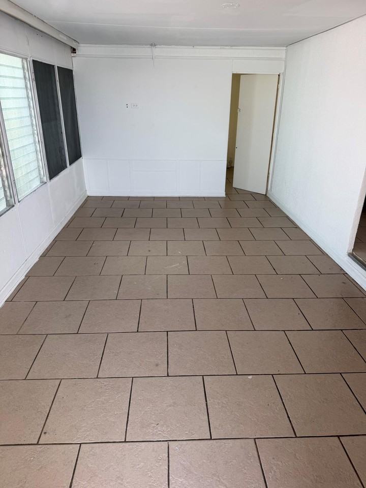 820 Sw 1st Pl - Photo 2 of 10