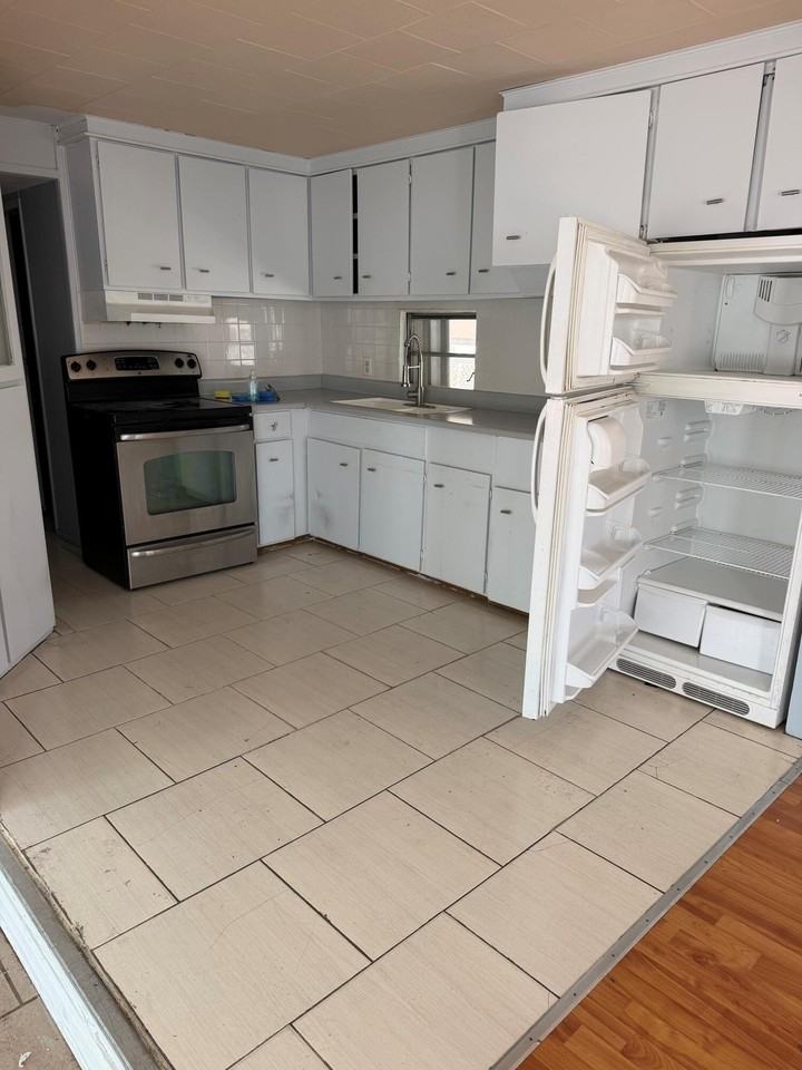 820 Sw 1st Pl - Photo 3 of 10