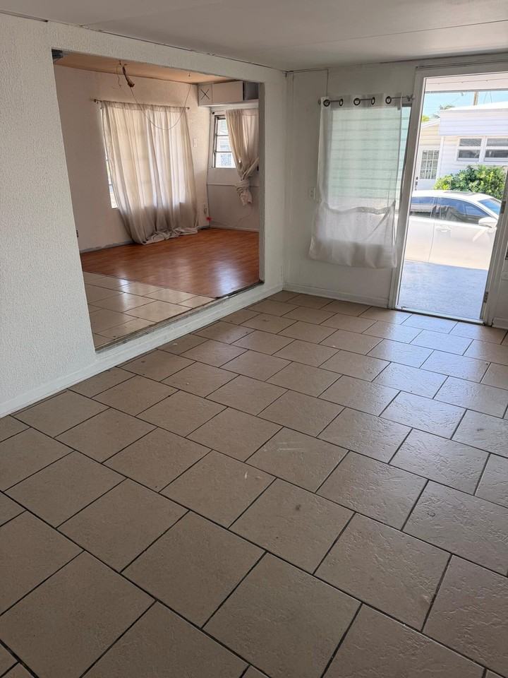 820 Sw 1st Pl - Photo 4 of 10