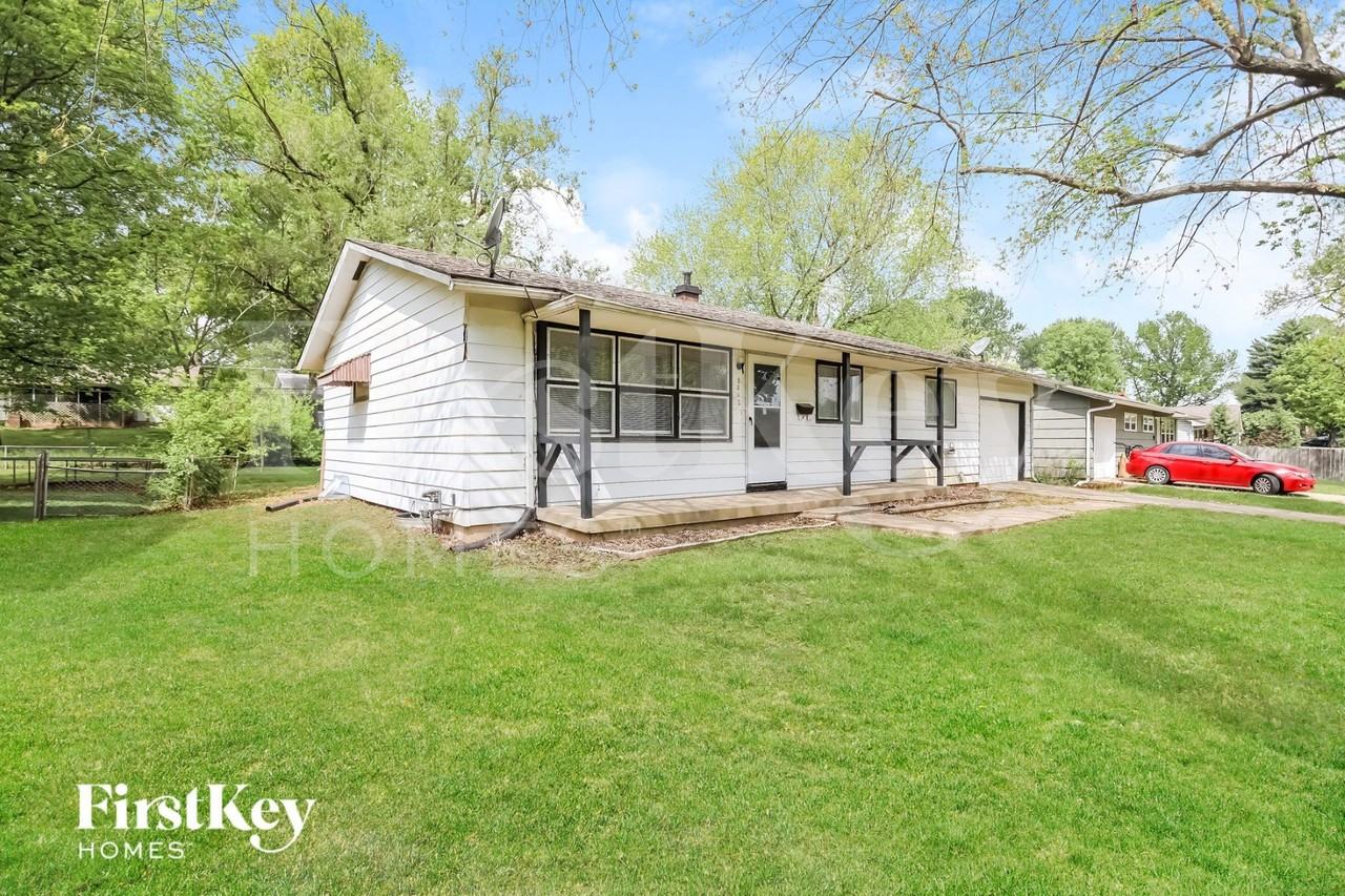 8812 Manchester Ave - Photo 2 of 15