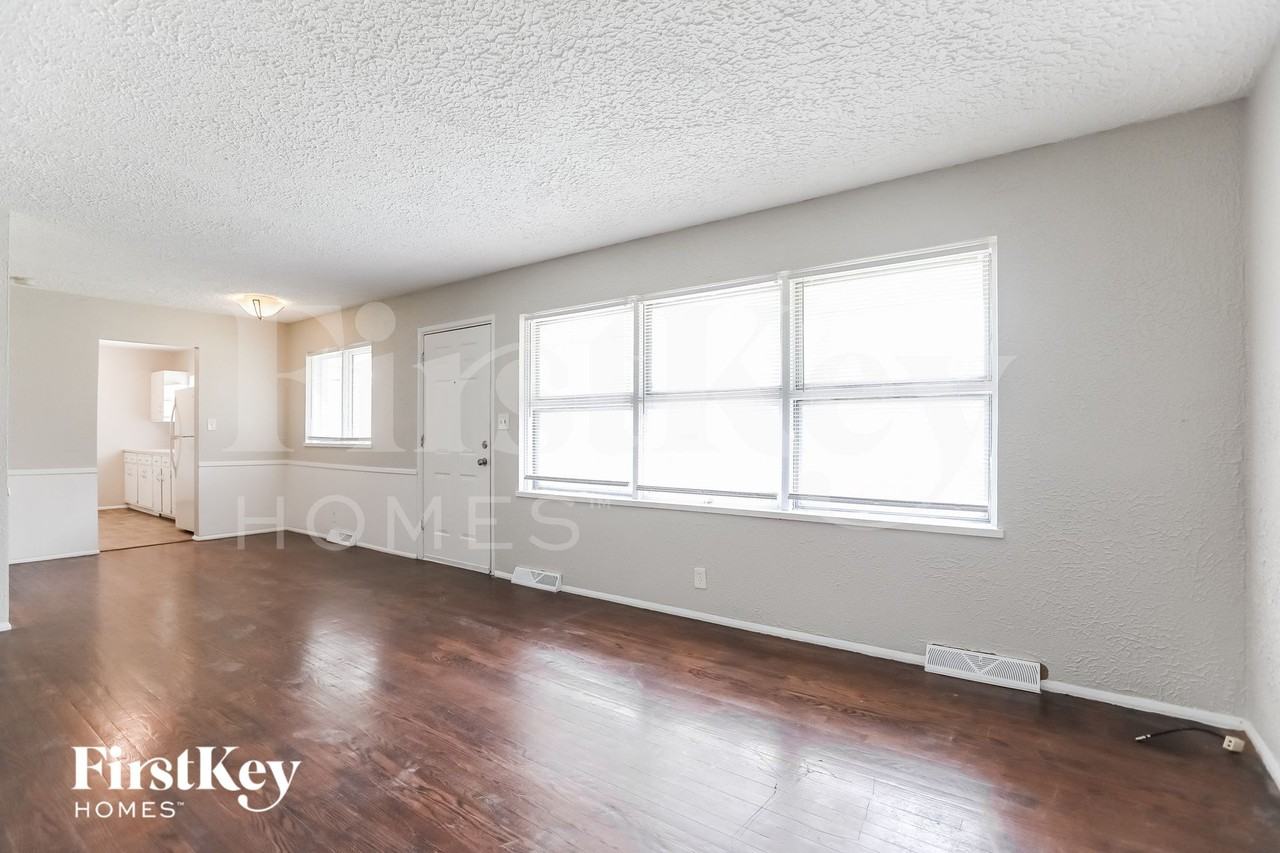 8812 Manchester Ave - Photo 3 of 15