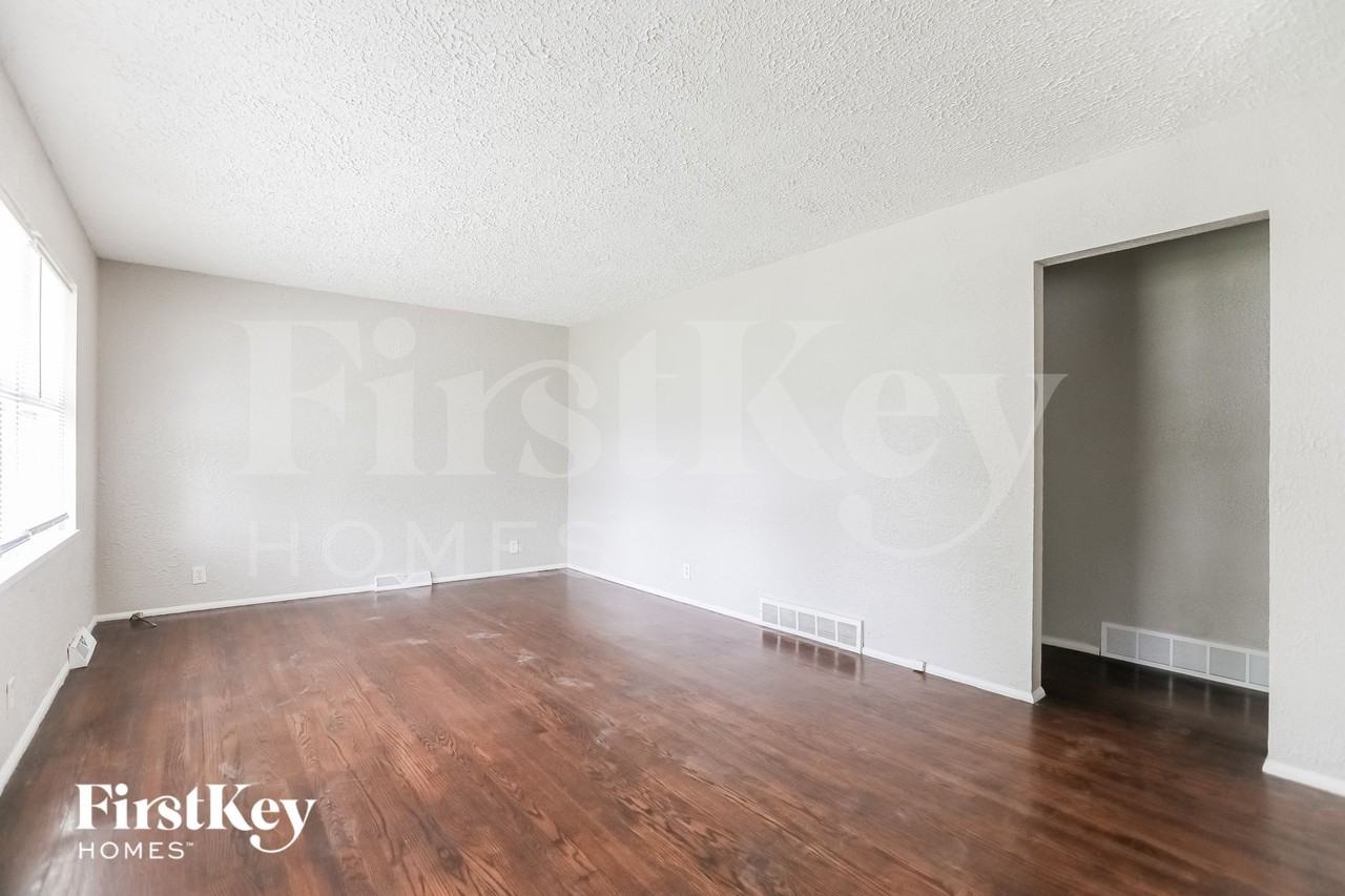 8812 Manchester Ave - Photo 4 of 15