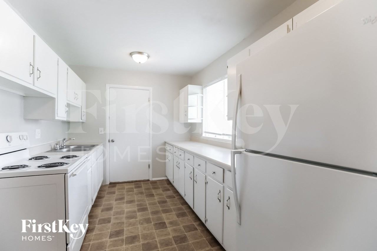 8812 Manchester Ave - Photo 5 of 15