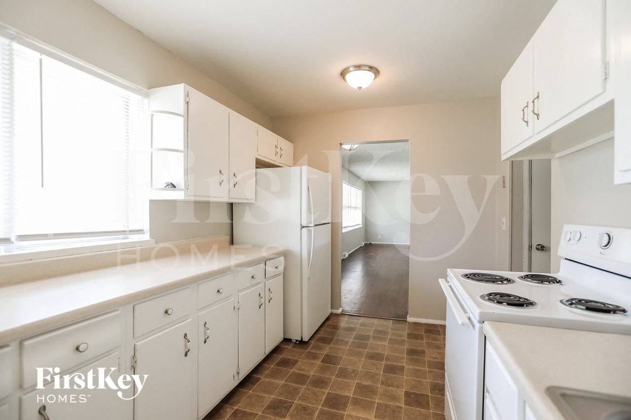 8812 Manchester Ave - Photo 6 of 15