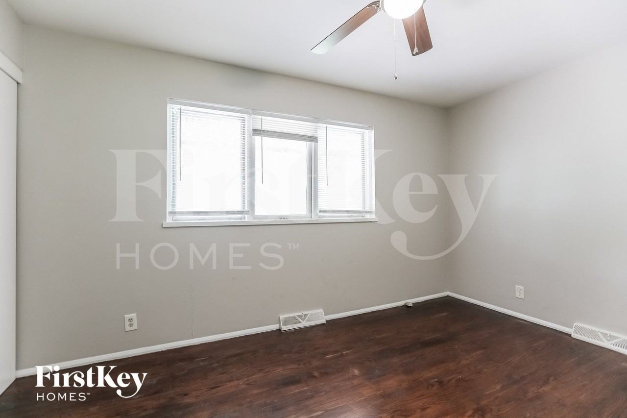 8812 Manchester Ave - Photo 7 of 15