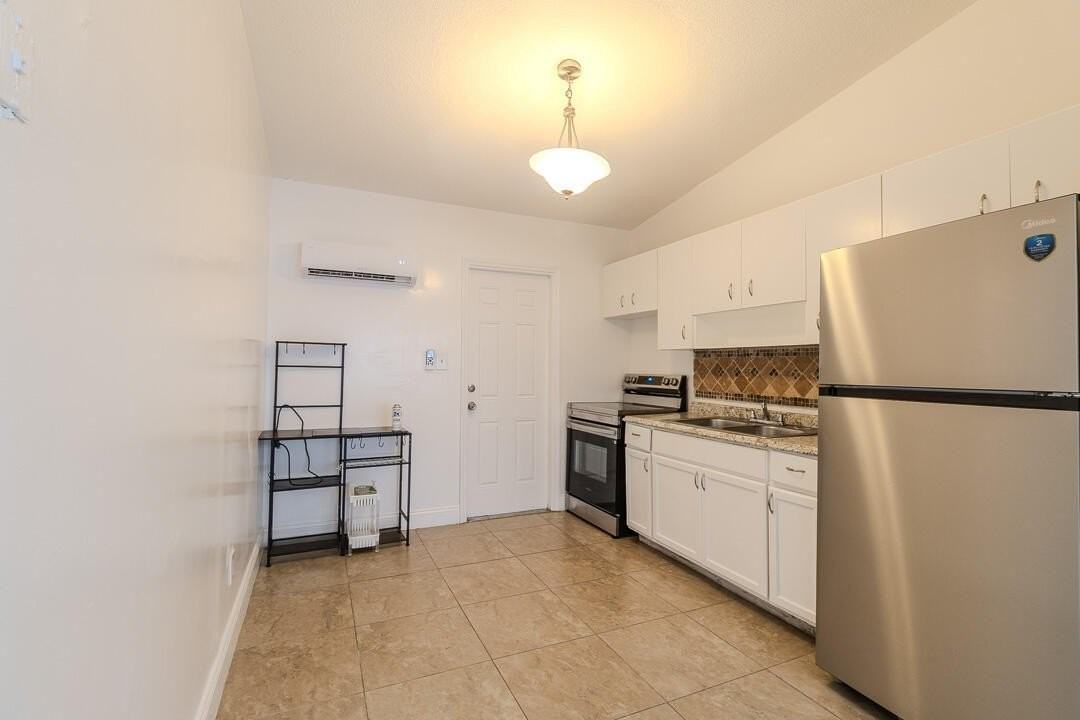 630 Nw 15th Ter #1-2 - Photo 2 of 12