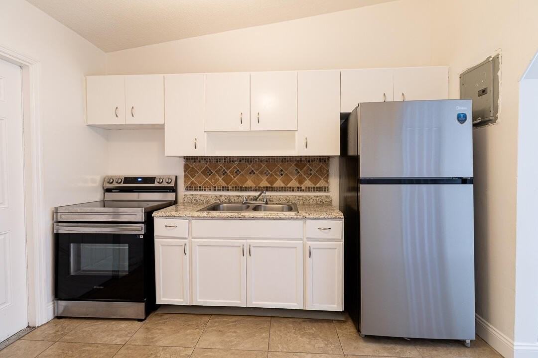 630 Nw 15th Ter #1-2 - Photo 3 of 12