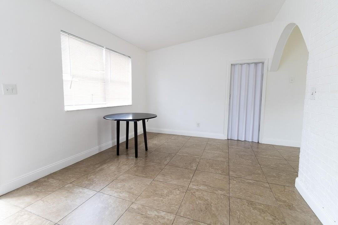 630 Nw 15th Ter #1-2 - Photo 5 of 12
