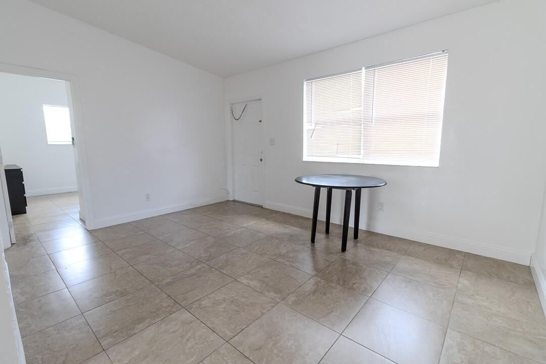 630 Nw 15th Ter #1-2 - Photo 7 of 12