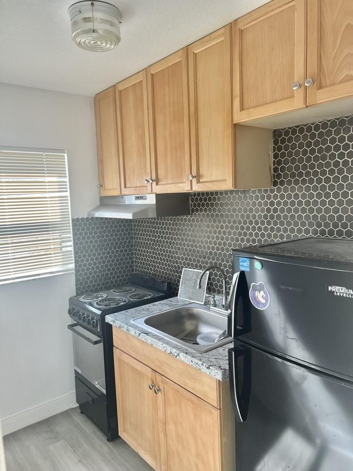 120 Sw Grimaldo Ter - Photo 4 of 6