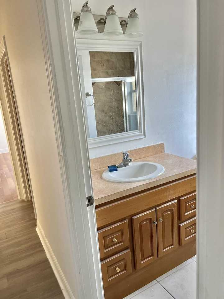 120 Sw Grimaldo Ter - Photo 5 of 6