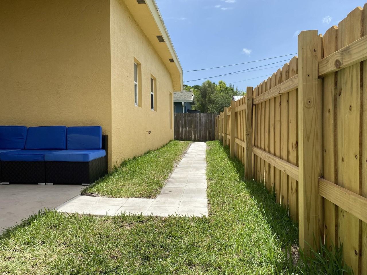 120 Sw Grimaldo Ter - Photo 6 of 6
