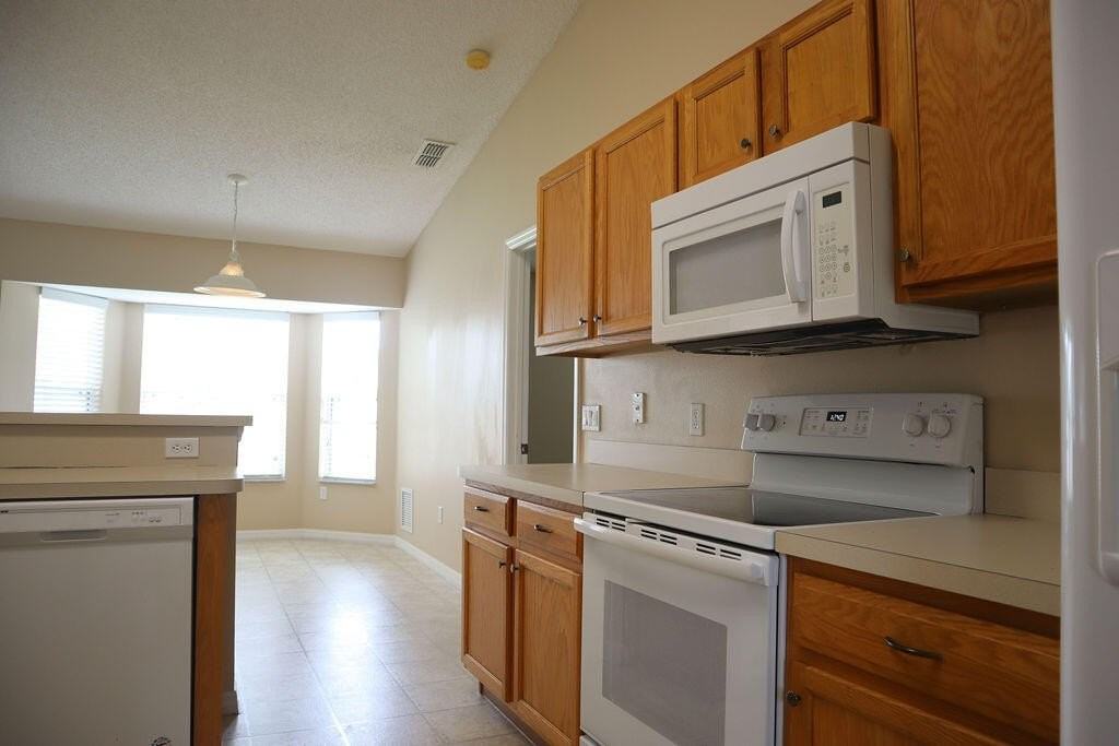 2392 Se Stonecrop St - Photo 4 of 17