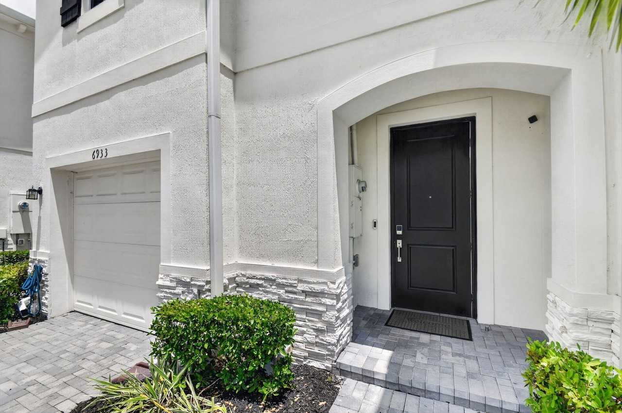 6933 Harbours Edge Ave - Photo 4 of 50