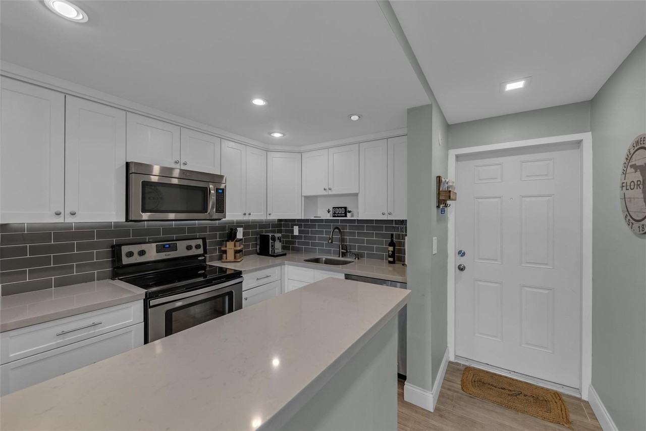 611 Ne 14th Ave #306 - Photo 4 of 25