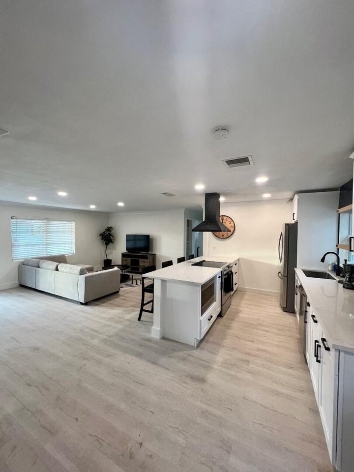 3663 Ne Barbara Dr - Photo 4 of 9