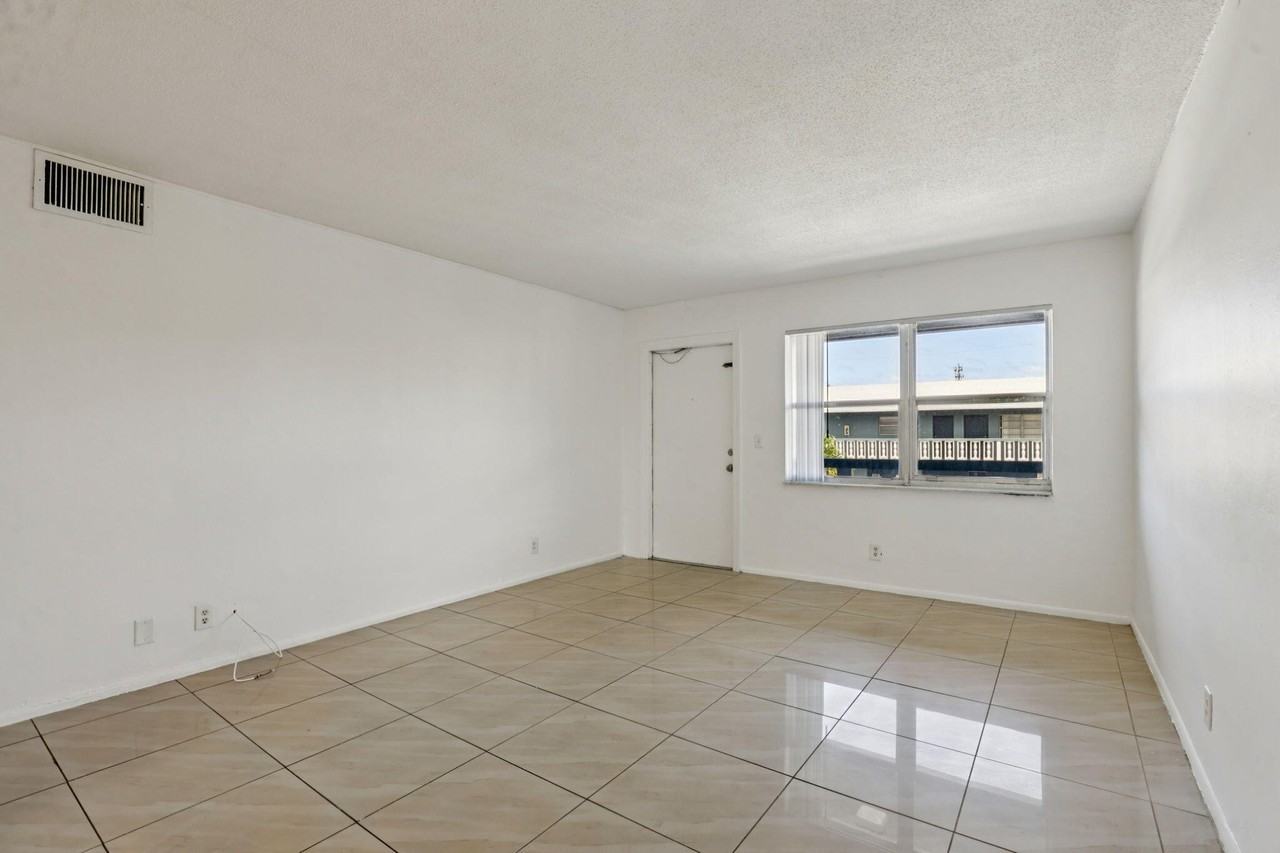 210 Ne 38th St - Photo 2 of 13