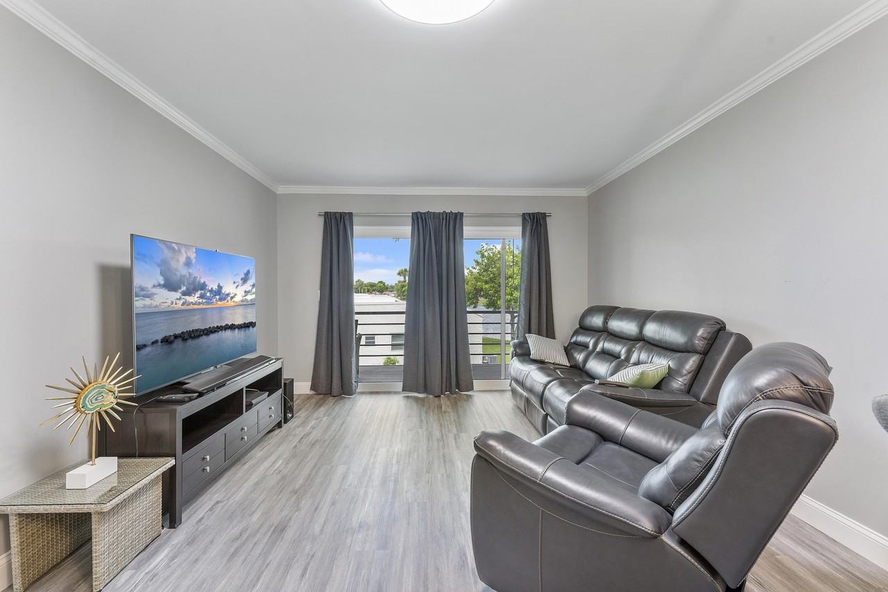 118 Lake Constance Dr - Photo 2 of 25