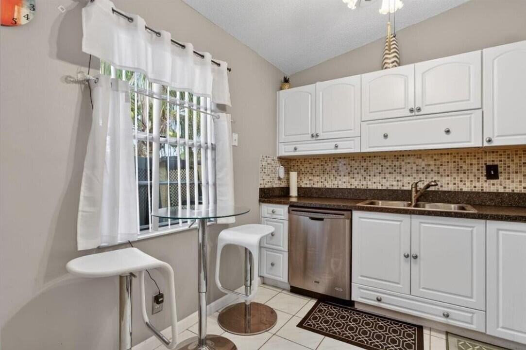 540 Nw 43rd St - Photo 4 of 21