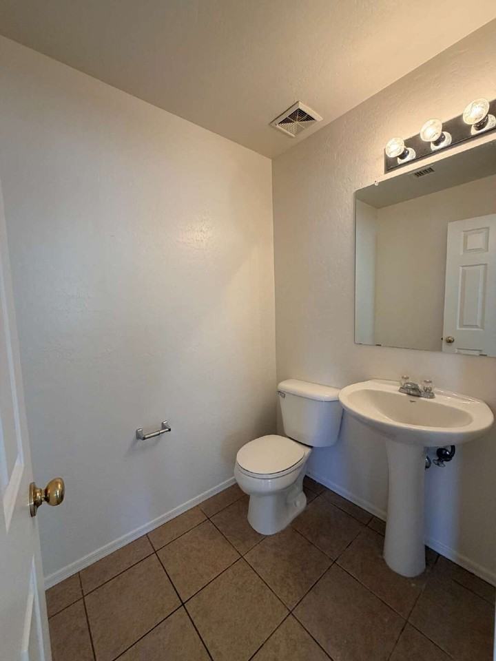 2344 E Meadow Creek Way - Photo 2 of 21