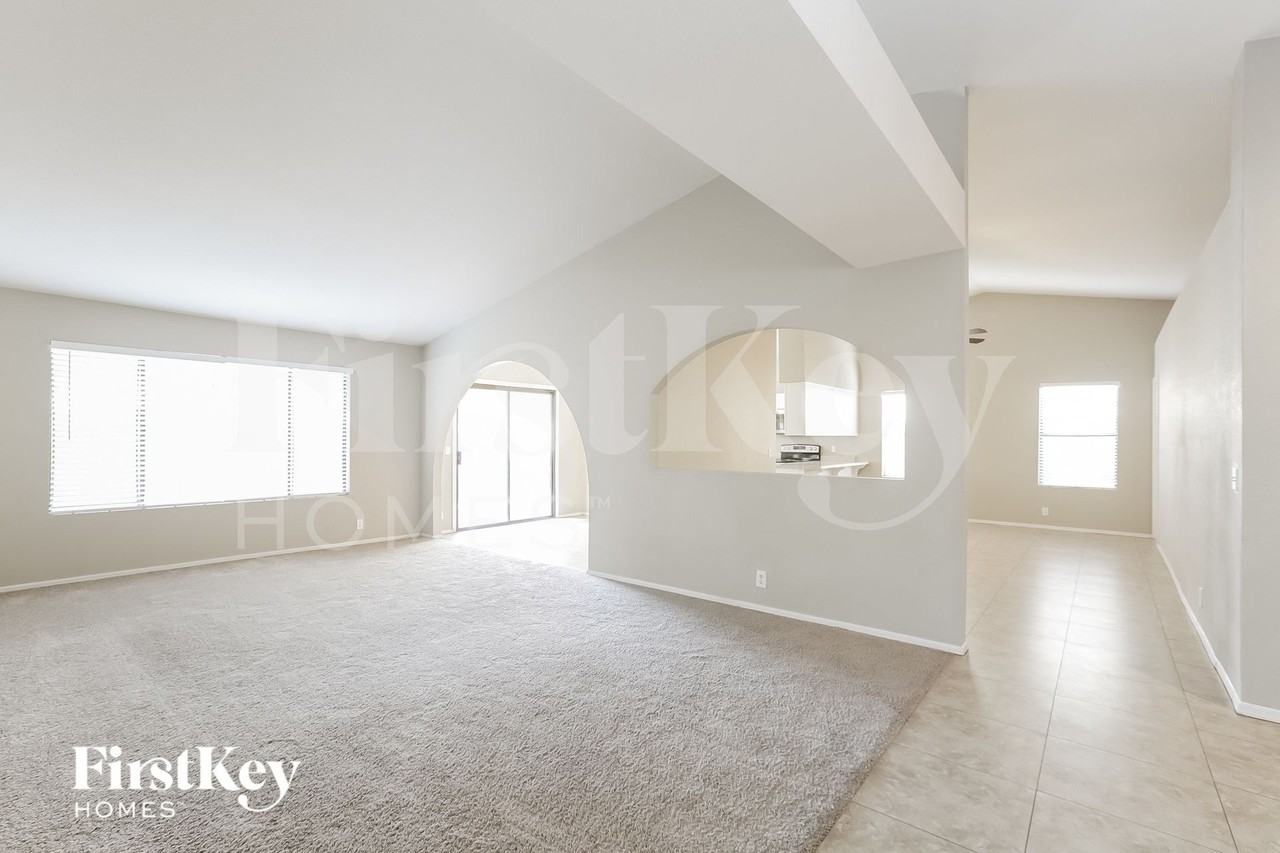 7371 W Colter St - Photo 4 of 15
