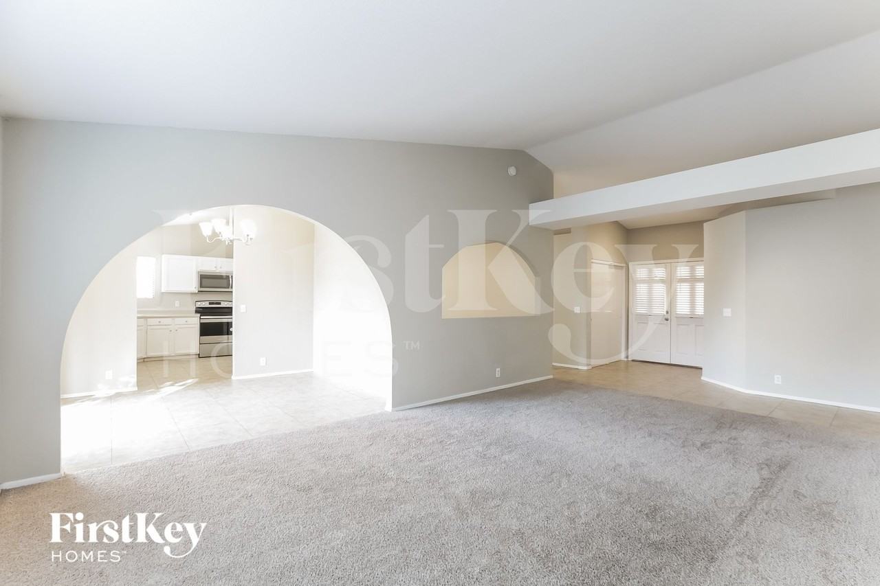 7371 W Colter St - Photo 5 of 15