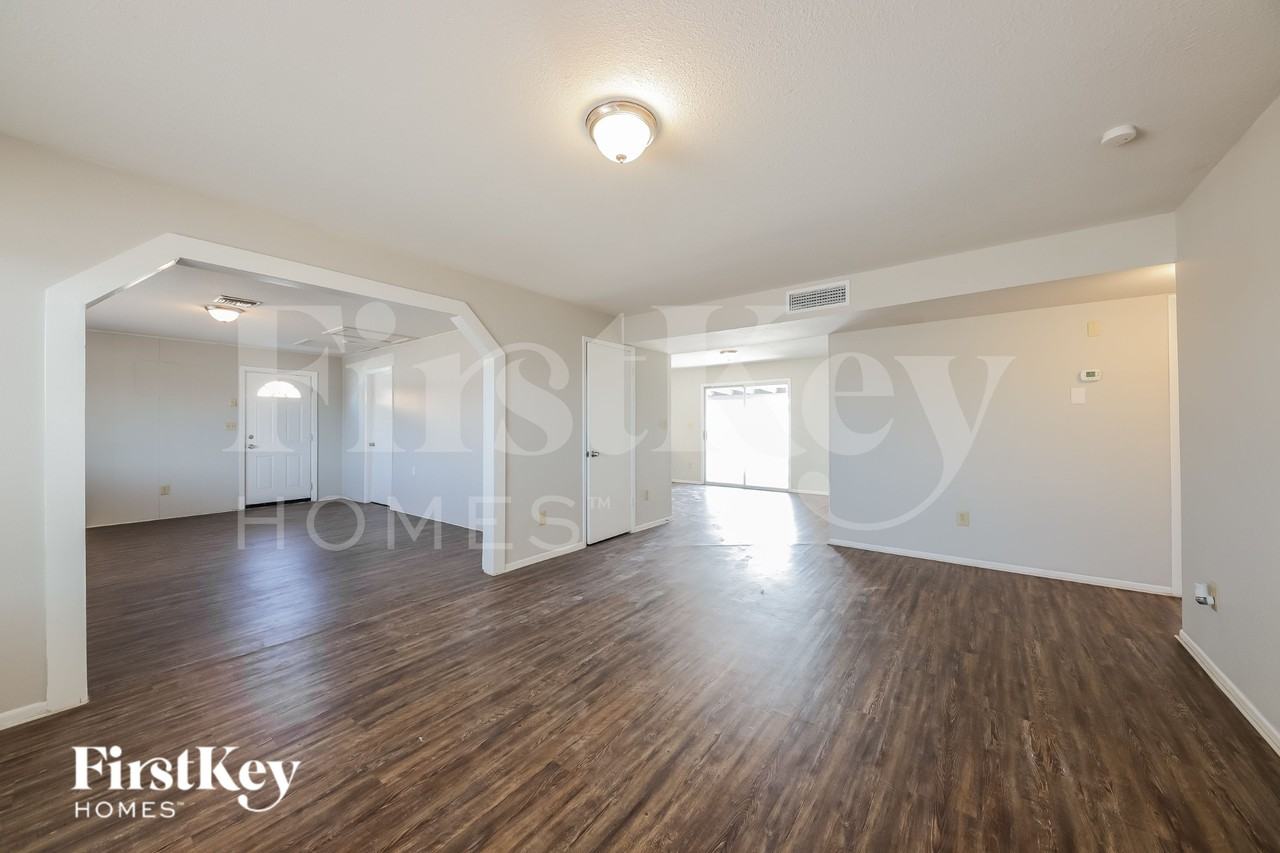 7232 W Brown St - Photo 2 of 16