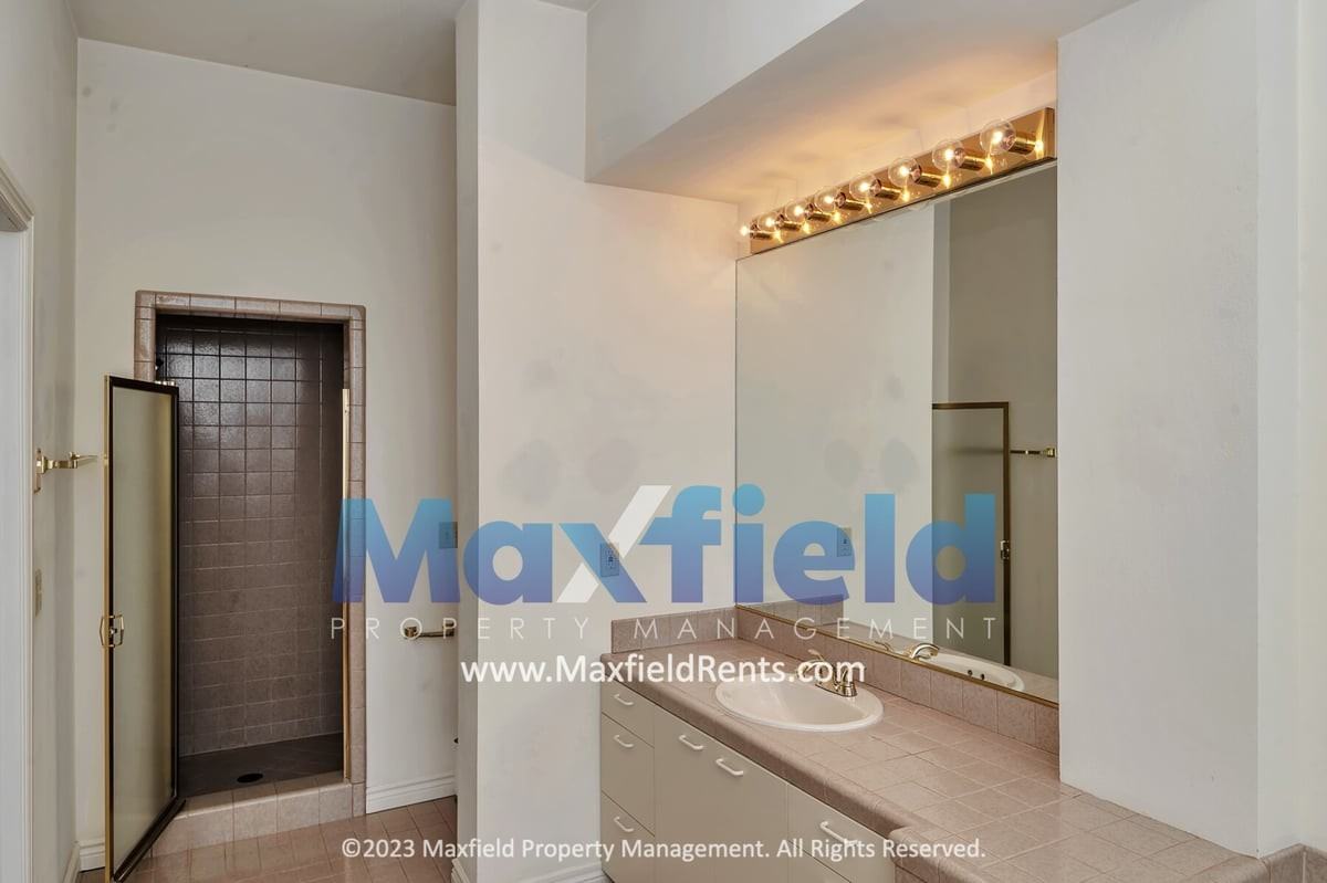 432 E 10th Ave - Photo 5 of 32