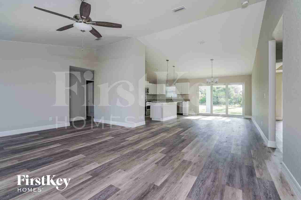 5298 Murphy St - Photo 3 of 16