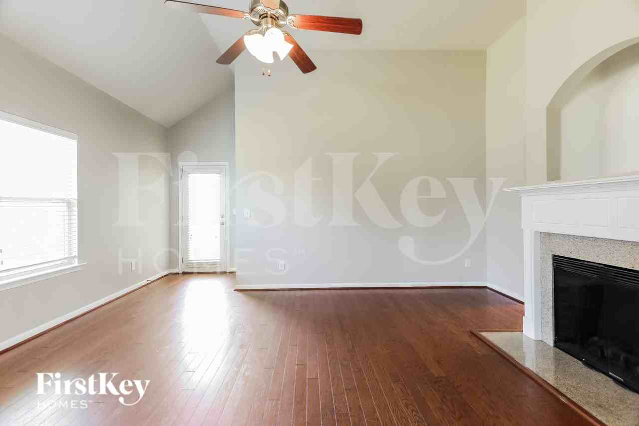 4737 Rosser Loop Dr - Photo 3 of 16