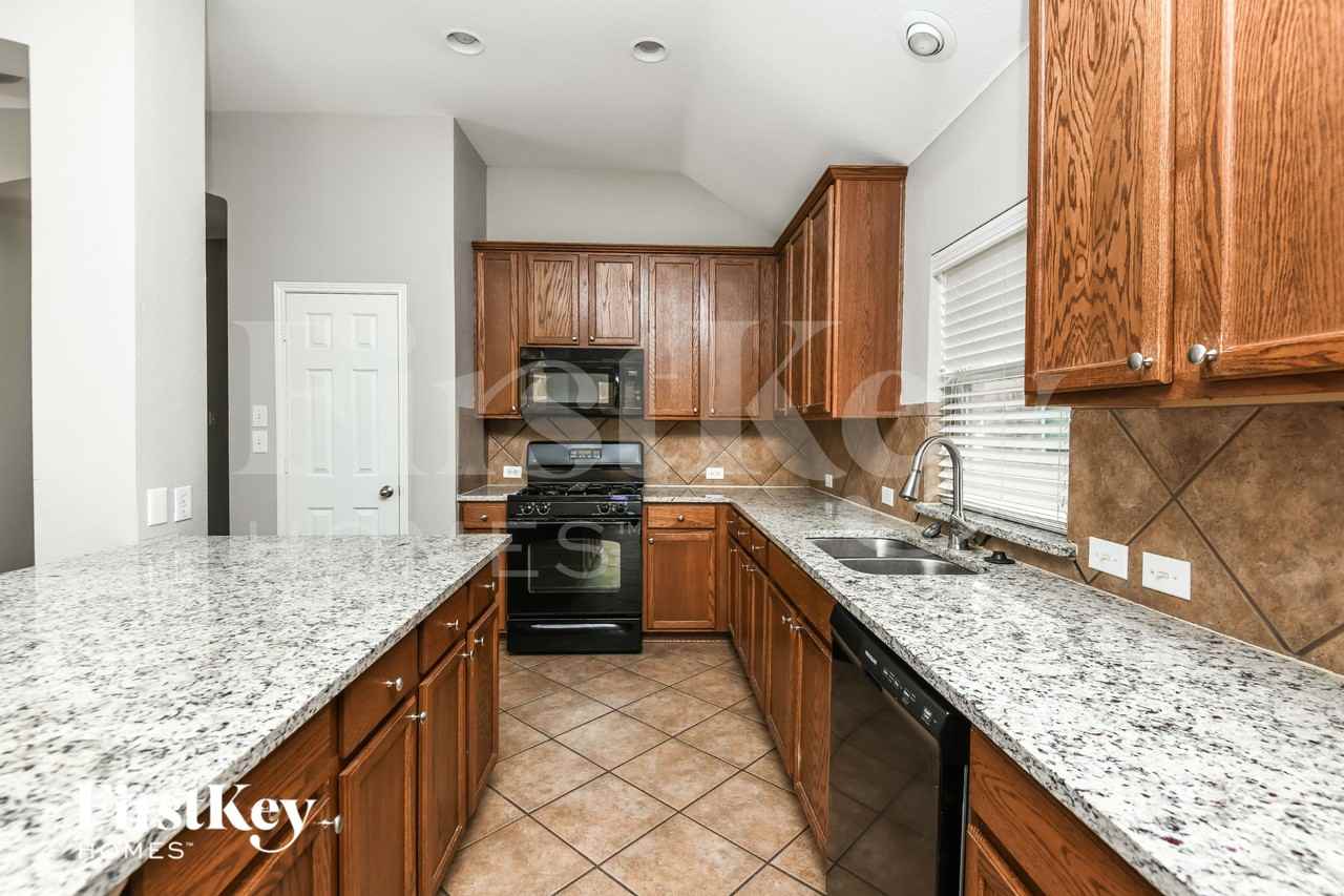 423 Hackberry Dr - Photo 5 of 16