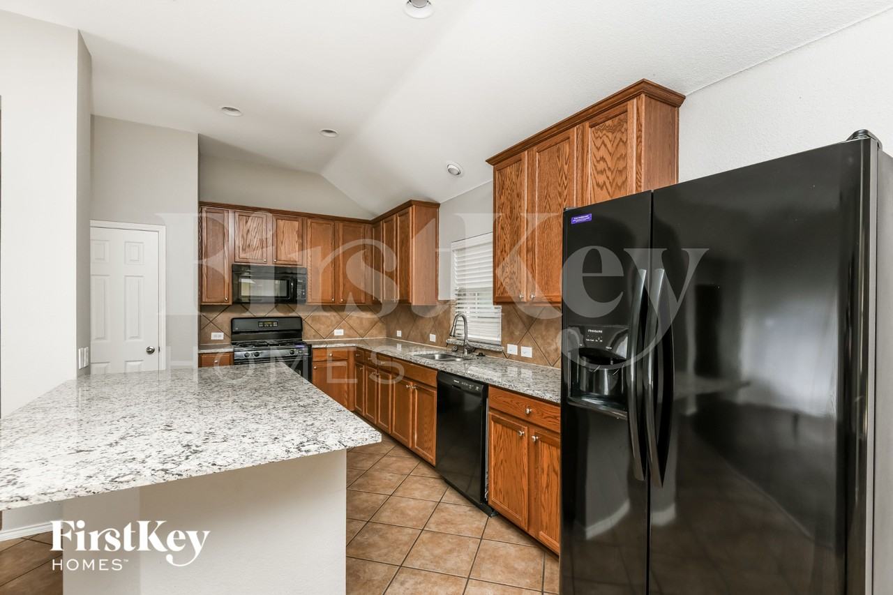 423 Hackberry Dr - Photo 6 of 16