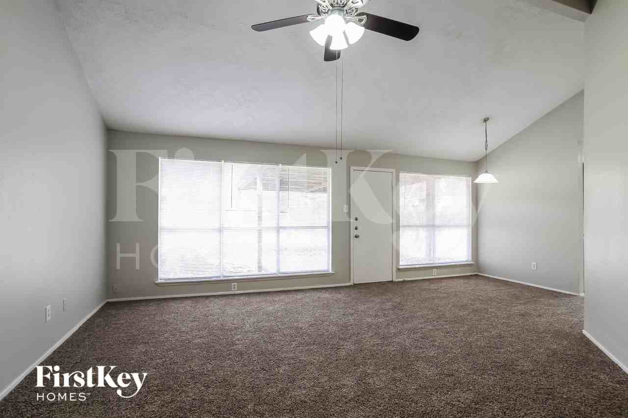 4118 Pinebridge Ln - Photo 3 of 16