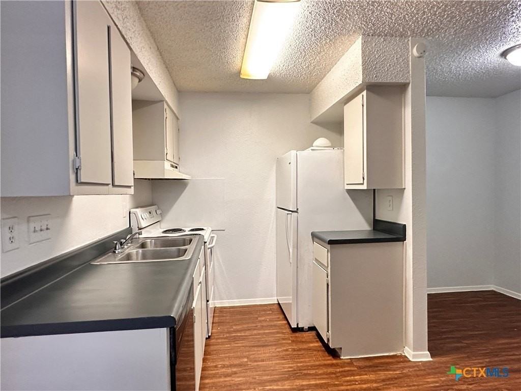 1706 N Interstate 35 #11 - Photo 3 of 8